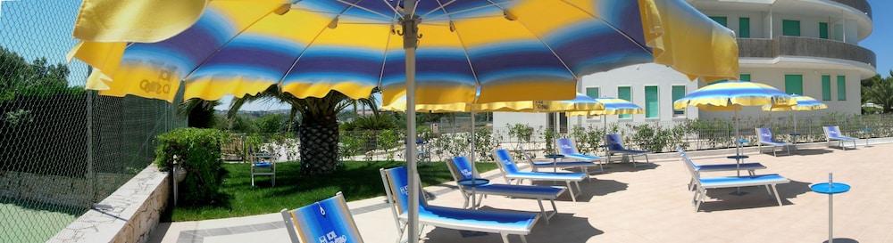 Hotel Lo Smeraldo Cisternino Exterior photo