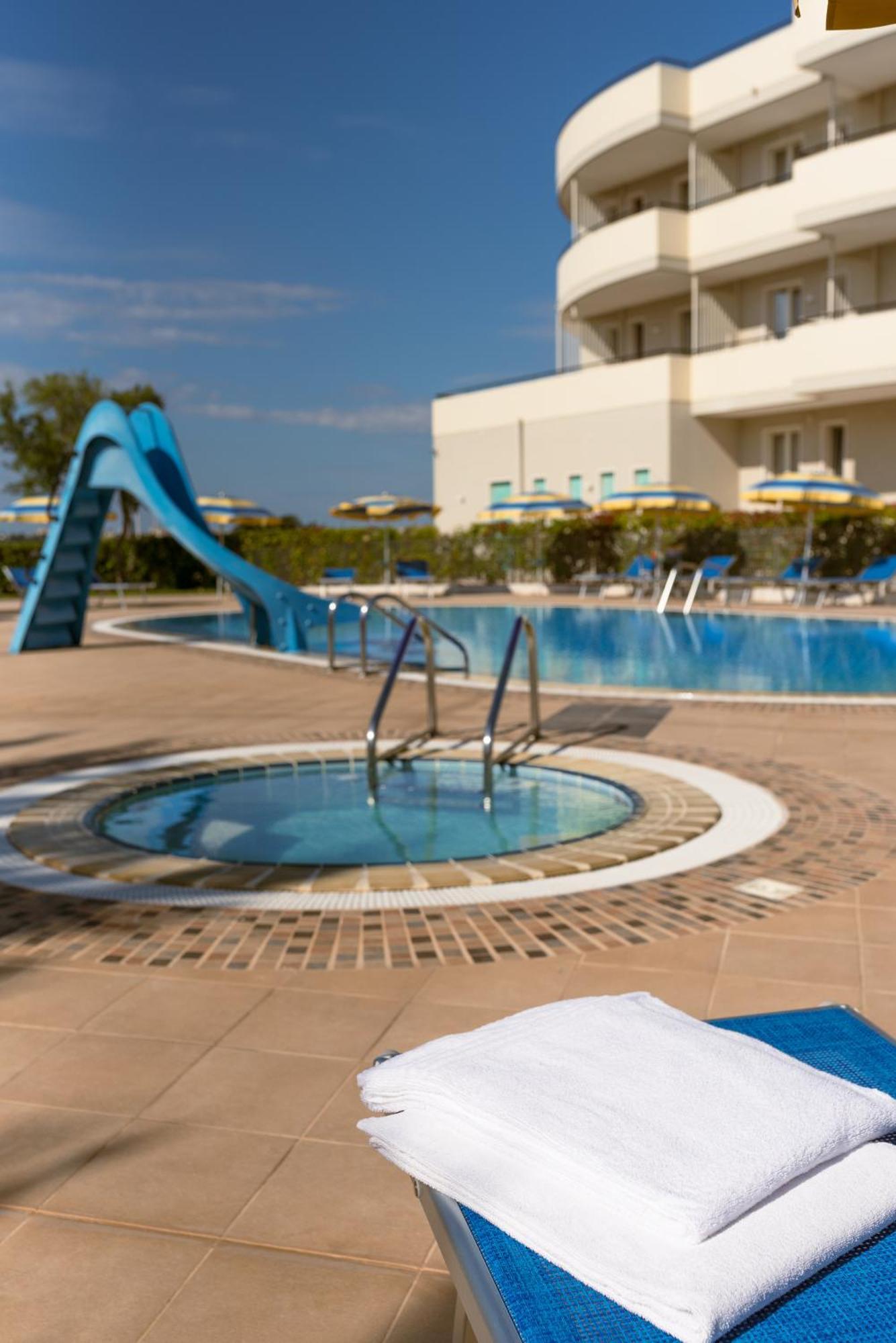 Hotel Lo Smeraldo Cisternino Exterior photo