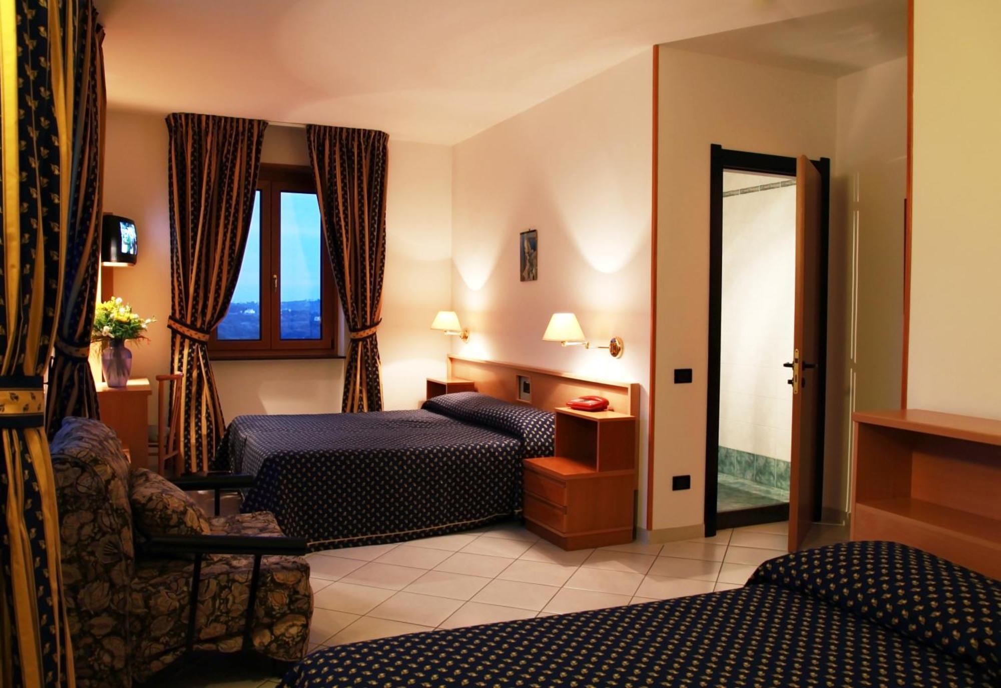 Hotel Lo Smeraldo Cisternino Exterior photo