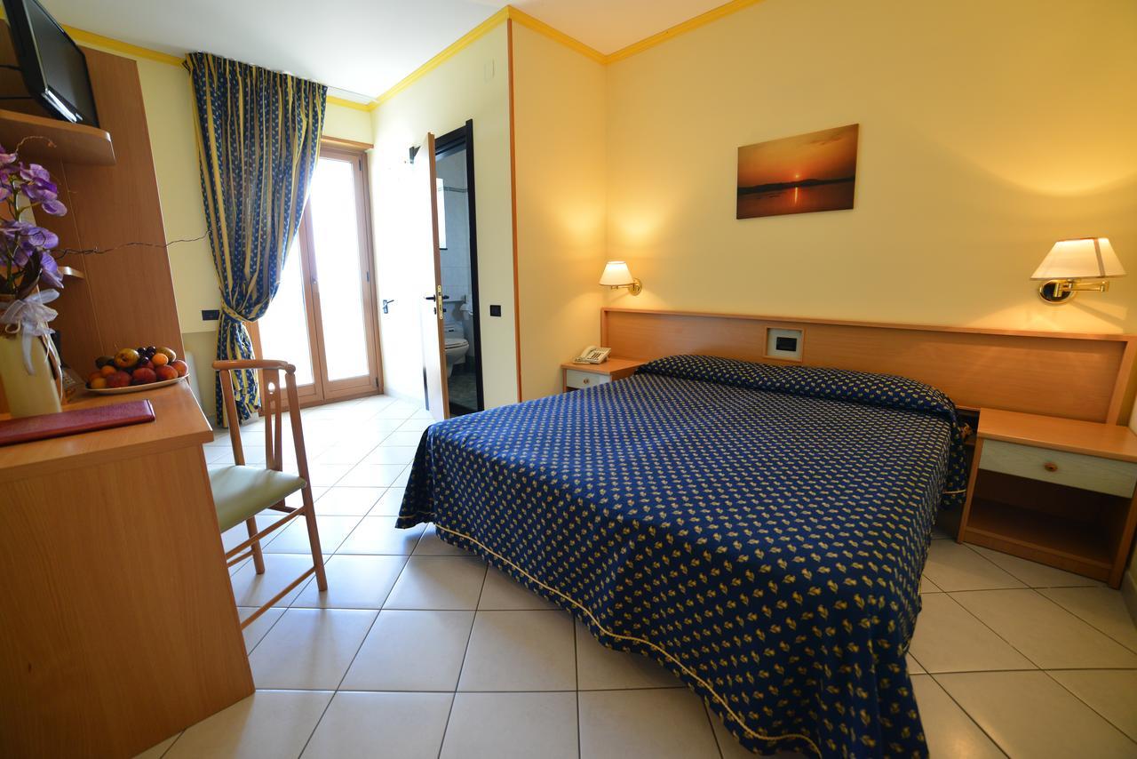 Hotel Lo Smeraldo Cisternino Exterior photo