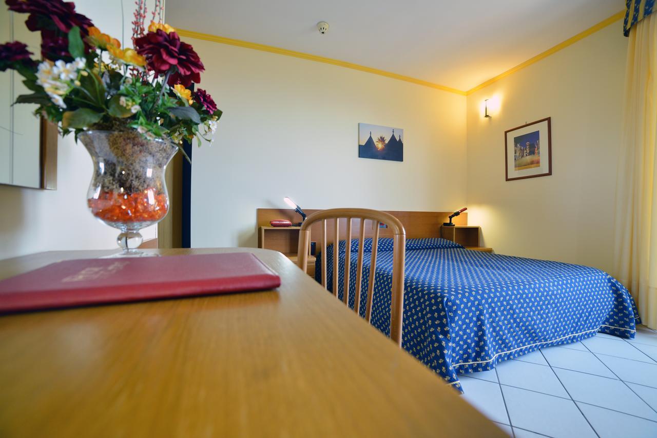 Hotel Lo Smeraldo Cisternino Exterior photo